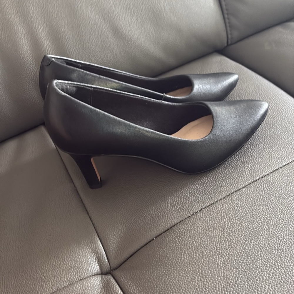 Clarks Black Heels Elegant Pointed Toe size 7
